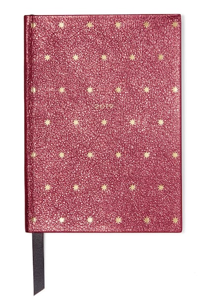 Hacerse con una buena agenda para empezar el año es casi imprescindible. Regalarla es un acierto. Esta es de Smythson, está disponible en tres colores y cuesta 230 euros.