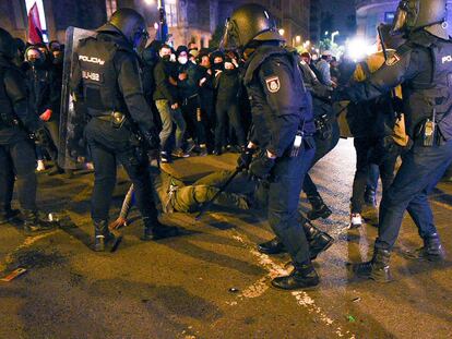 Protesta en apoyo a Pabo Hasél en València la tarde del jueves.