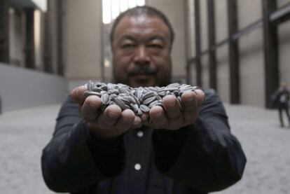 El artista chino, Ai Weiwei, en noviembre de 2010, durante la presentación de <i>Pipas de girasol </i>en la Tate Modern de Londres.