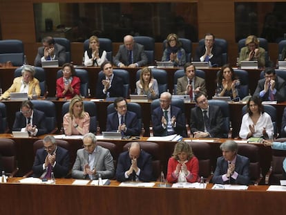 La bancada popular, con la presidenta regional, Cristina Cifuentes, abajo a la derecha, en un pleno de la Asamblea de Madrid. 