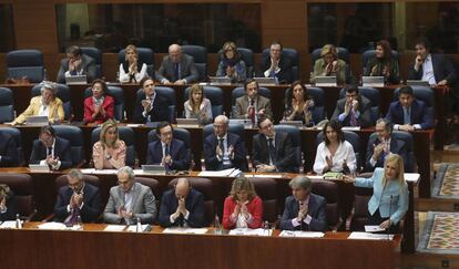 La bancada popular, con la presidenta regional, Cristina Cifuentes, abajo a la derecha, en un pleno de la Asamblea de Madrid. 