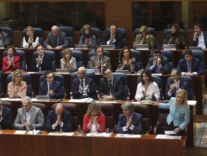 La bancada popular, con la presidenta regional, Cristina Cifuentes, abajo a la derecha, en un pleno de la Asamblea de Madrid.