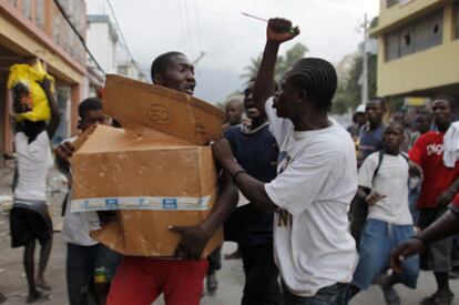Un hombre amenaza a un saqueador el martes en Puerto Príncipe.