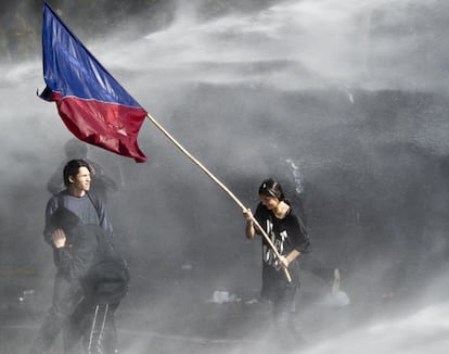 Manifestantes são repelidos com jatos d'água.