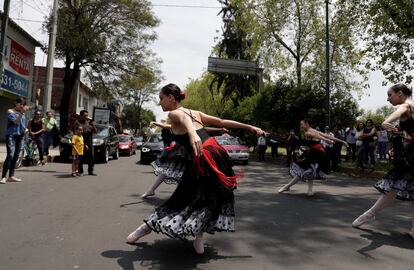 La compañía Ardentía durante en su representación en las calles de Ciudad de México el pasado 28 de julio, en el cruce de Avenida Tezozómoc y Eje 3 San Isidro.