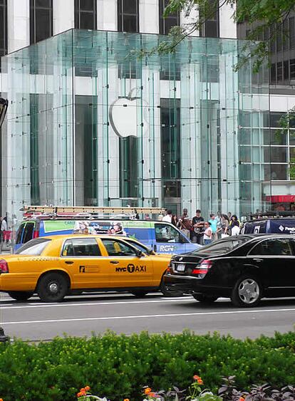 La entrada de la tienda de Apple siempre cuenta con colas