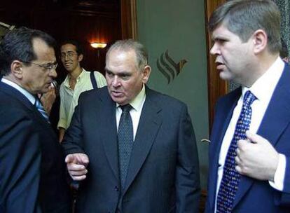 Miguel Castillejo (centro) y Francisco Jurado (derecha), en una asamblea de Cajasur en 2003.