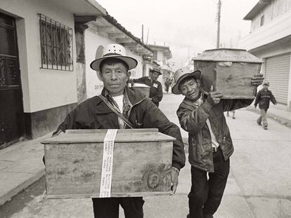 Padres trasladan los restos de sus hijos menores. Nebaj (Guatamela), 2009. 