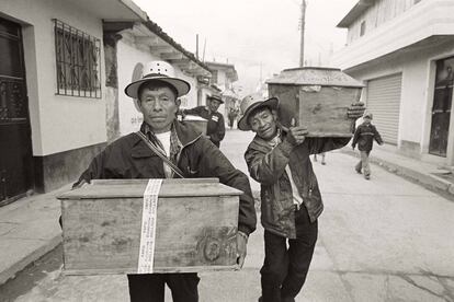 Padres trasladan los restos de sus hijos menores. Nebaj (Guatamela), 2009.