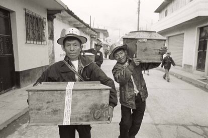 Padres trasladan los restos de sus hijos menores. Nebaj (Guatamela), 2009. 