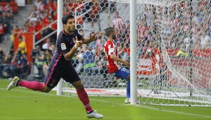 Luis Suárez celebra el primer gol del Barça ante el Sporting.