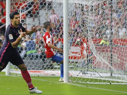Luis Suárez celebra el primer gol del Barça ante el Sporting.