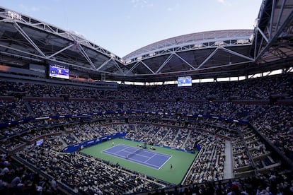 Panorámica de la Arthur Ashe durante el partido entre Venus y Muchova.