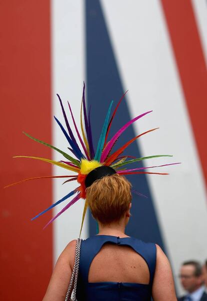 Este tocado está formado por plumas con los colores de la bandera arcoíris.