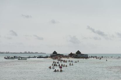 San Andrés, en Cayo Acuario, es pobre de recursos propios, y vive un gran boom turístico. Pero no sin conflicto. Aunque contribuyen a la escasez de agua, la mayor parte de los hoteles pagan sus impuestos en Bogotá.