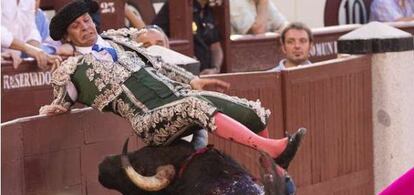 Momento en el que el toro empitonó a Pereira en Las Ventas.