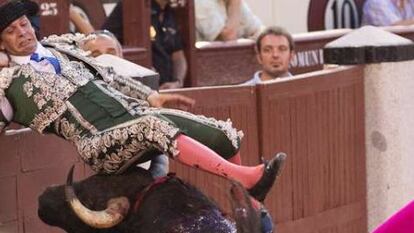 Momento en el que el toro empitonó a Pereira en Las Ventas.