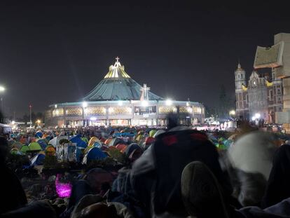 Peregrinos acampan frente a la Basílica de Guadalupe.