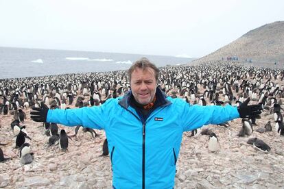 El periodista rodeado de pingüinos durante un viaje a la Antártida.