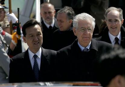 Mario Monti, a la derecha, al llegar ayer a Seúl.