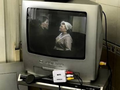 Con el pequeño conector y un aparato de estilo del Chromecast o el Apple TV, se pueden ver en la vieja tele las series de Netflix (en la imagen, una capítulo de 'Downton Abbey'), HBO o Yomvi.