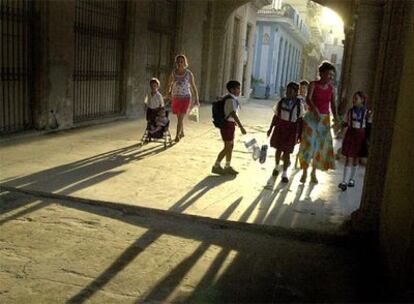 Niños cubanos con uniforme escolar en el barrio de Habana Vieja, en La Habana, en 2002.