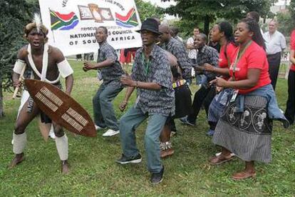 Miembros del grupo sudafricano Vezikhono Siko Lethu bailan, ayer, en Portugalete en el acto de despedida del festival.