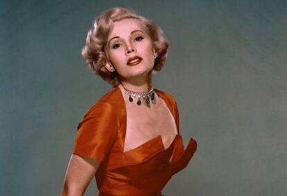 Retrato de estudio de la actriz Zsa Zsa Gabor realizado entre 1950 y 1955.