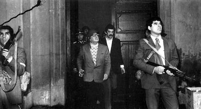 &Uacute;ltima imagen del presidente chileno Salvador Allende, en el exterior del Palacio de La Moneda, acompa&ntilde;ado del Grupo de Amigos del Presidente (GAP), su servicio de guardia personal, durante el golpe de Estado el 11 de septiembre de 1973.
