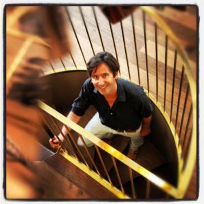Iñaki Muñoz, diseñador de Ailanto, fotografiado en la tienda de su firma que acaba de abrir en Madrid.