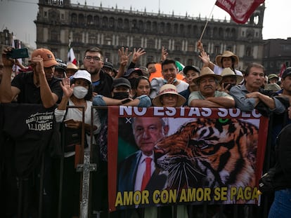 Seguidores del presidente de México, Andrés Manuel López Obrador, sobre la plancha del Zócalo capitalino, el 27 de noviembre de 2022.