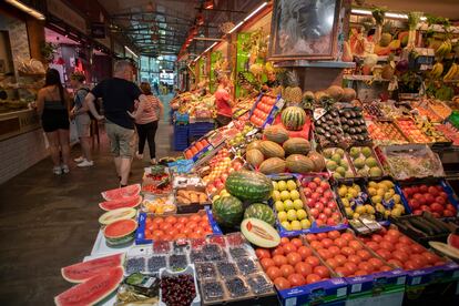Puestos de alimentación en el mercado de Triana (Sevilla).