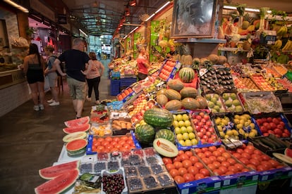 Puestos de alimentación en el mercado de Triana (Sevilla).