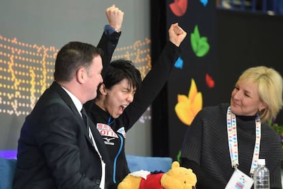 El japonés Yuzuru Hanyu tras plocamarse en Helsinki campeón del mundo de patinaje artístico al batir, con una puntuación de 321.59 puntos, a su compatriota Shoma Uno y al chino Boyang Jin.