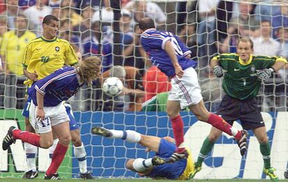 12 de julio de 1998. Zinedine Zidane marca de cabeza ante el portero Claudio Taffarel su segundo gol en la final Brasil (0)-Francia (3), en el estadio de Francia en Saint-Denis. Francia se proclama campeona del mundo.
