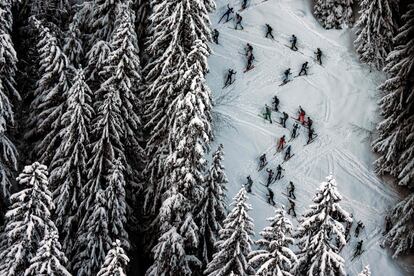 Esquiadores ascienden durante la primera etapa de la 33ª edición de esquí de montaña Pierra Menta en Areches-Beaufort (Francia), el 14 de marzo de 2018.