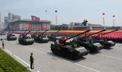 Parada militar celebrada hoy en la plaza Kim Il-Sung de Pyongyang por el 60 aniversario de la firma del armisticio de la guerra de Corea