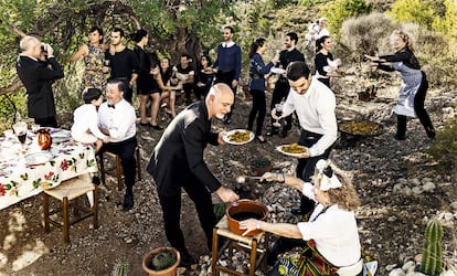 DOMINGO. «Es tradición familiar reunirnos en la masía de mi abuelo para comer paella y beber sangría. Esta instantánea pretende retratar uno de esos domingos cualquiera, con la diferencia de que iríamos todos en chándal. Para esta ocasión, se fiaron de mí y dejaron que hasta les hiciera el estilismo».