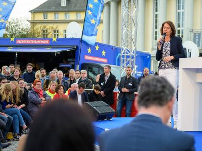 Katarina Barley (con el micrófono), cabeza de lista a las elecciones europeas del partido alemán SPD, en Saarland, este viernes.