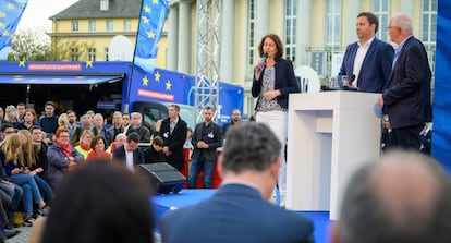 Katarina Barley (con el micrófono), cabeza de lista a las elecciones europeas del partido alemán SPD, en Saarland, este viernes.