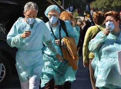 Algunos pacientes del hospital La Fe de Valencia, ayer mientras se trasladaban de un pabellón a otro.