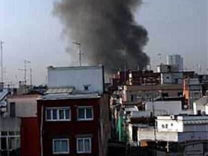 fuego en una s naves de Hospitalet
