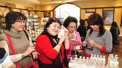 Turistas asiáticas, en una tienda de cosmética.