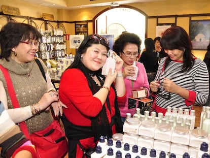 Turistas asiáticas, en una tienda de cosmética.