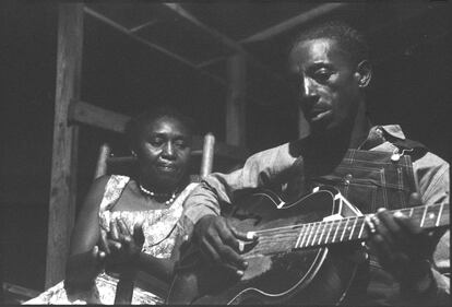 El 'bluesman' Fred McDowell y su mujer Annie Mae McDowell en el porche de su casa Como (Misisipi), en otoño de 1959. Después de que Lomax registrase las canciones de este granjero, le alcanzó la fama. Los Rolling Stones grabaron su canción 'You Gotta Move', en el clásico 'Sticky Fingers' (1971). McDowell murió un año después a causa de un cáncer.