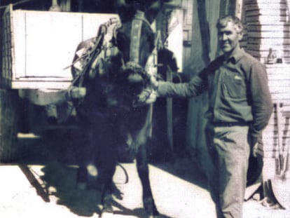 José Ramírez, con su burro, en los años cincuenta.