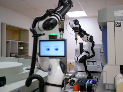 The Asklepios Clinic in Bad Oldesloe, Germany, has introduced an autonomous laboratory system with two robots that analyze patients' blood samples and send the results to the hospital's digital laboratory information system.