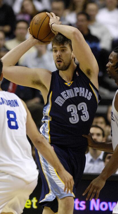 El jugador español Marc Gasol de los Grizzlies de Memphis intenta pasar por encima de la marca de José Calderón y de Chris Bosh de los Raptors de Toronto.