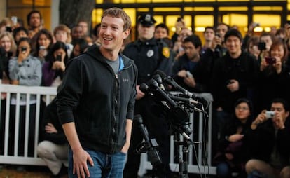 Mark Zuckerberg habla con los periodistas en Harvard, en noviembre.