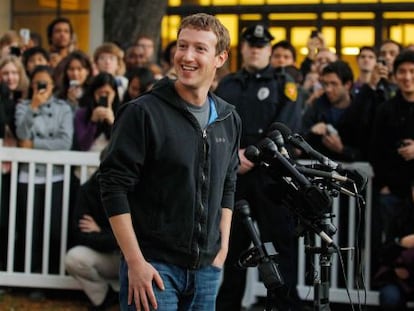 Mark Zuckerberg habla con los periodistas en Harvard, en noviembre.